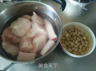 黄豆花生炖猪蹄的做法步骤：1