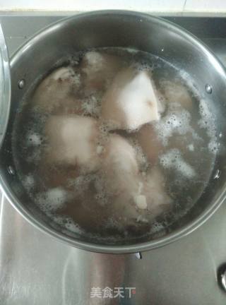 黄豆花生炖猪蹄的做法步骤：2