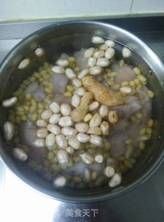 黄豆花生炖猪蹄的做法步骤：3