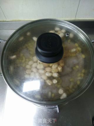 黄豆花生炖猪蹄的做法步骤：4