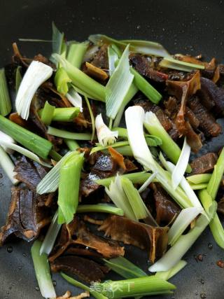 彩椒蒜苗炒腊板鸭的做法步骤：11