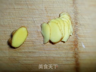 鱼头炖豆果 给孩子补补脑的做法步骤：2