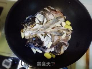 鱼头炖豆果 给孩子补补脑的做法步骤：3