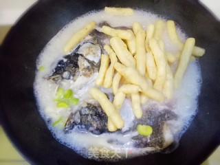 鱼头炖豆果 给孩子补补脑的做法步骤：5