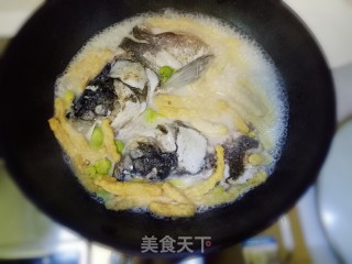 鱼头炖豆果 给孩子补补脑的做法步骤：6