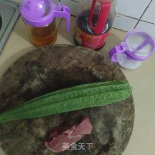 丝瓜炒肉的做法步骤：1