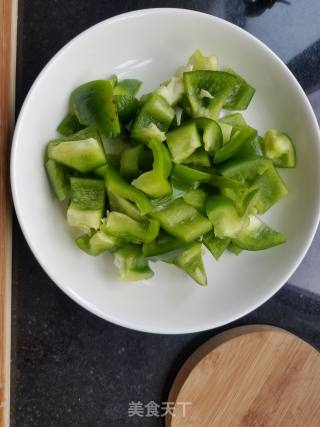 香菇炒柿椒的做法步骤：2