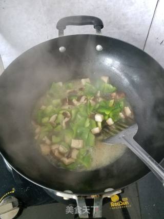 香菇炒柿椒的做法步骤：4