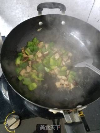 香菇炒柿椒的做法步骤：5