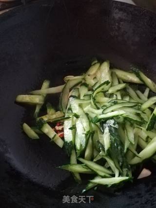 黄瓜炒金针菇的做法步骤：7