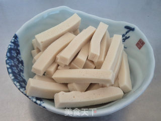 千页豆腐炒芹菜的做法步骤：2