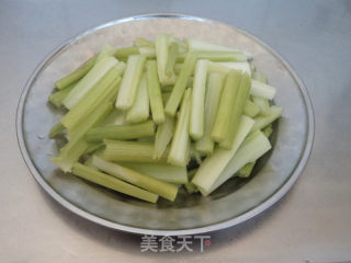 千页豆腐炒芹菜的做法步骤：3
