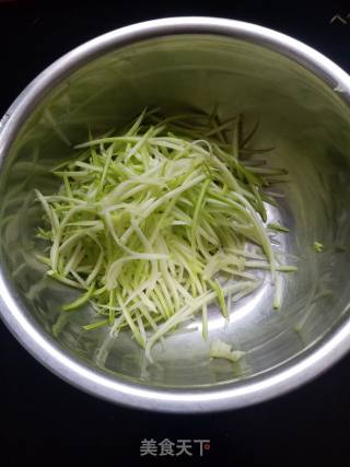 炝拌葫芦丝的做法步骤：2