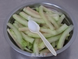 凉拌瓜皮胡萝卜的做法步骤：2