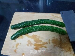 “夏日懒人餐”拍黄瓜的做法步骤：1