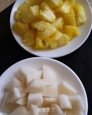 菠萝雪梨汁的做法步骤：2