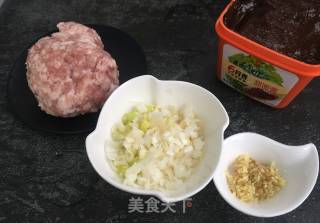 最简单炸酱面的做法步骤：1