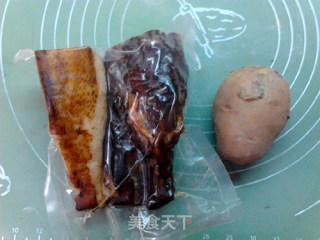 土豆蒸腊肉的做法步骤：1