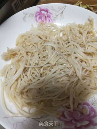 金针菇牛肉的做法步骤：2