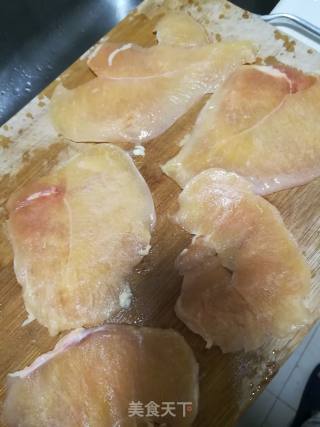 鸡扒炒洋葱的做法步骤：1