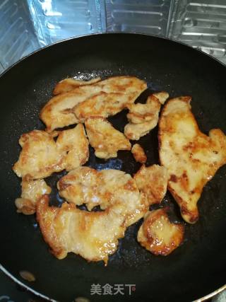 鸡扒炒洋葱的做法步骤：2