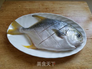 蒜香烧鲳鱼的做法步骤：2