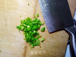 凉拌松花蛋 3分钟搞定一道美味可口的菜菜的做法步骤：3