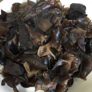 青红椒炒木耳的做法步骤：1