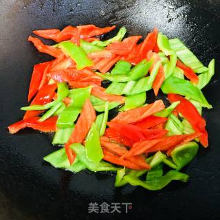 青红椒炒木耳的做法步骤：3