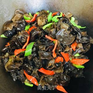 青红椒炒木耳的做法步骤：4