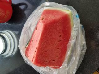 “夏日饮品”冰爽西瓜汁的做法步骤：1