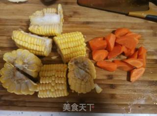 玉米排骨汤的做法步骤：1