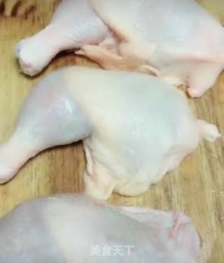香煎鸡腿的做法步骤：1