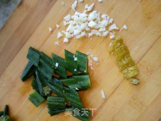 秋葵拌金针菇的做法步骤：3