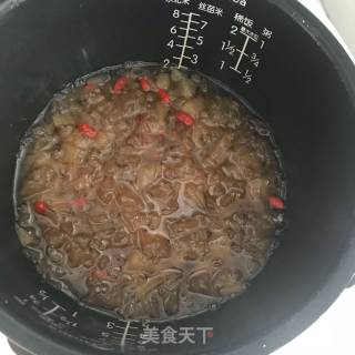 雪梨银耳汤的做法步骤：5