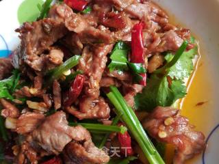 孜然牛肉片的做法步骤：1