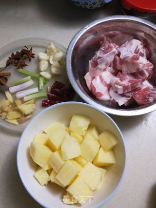 红烧肉土豆的做法步骤：1