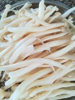 五花肉炒海鲜菇的做法步骤：3