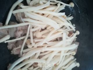 五花肉炒海鲜菇的做法步骤：5