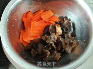 #夏日懒人餐#芦笋炒木耳的做法步骤：2