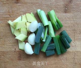 炖公鸡的做法步骤：2