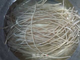 芹菜炒粉的做法步骤：2