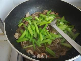 芹菜炒粉的做法步骤：15