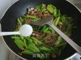 芹菜炒粉的做法步骤：16
