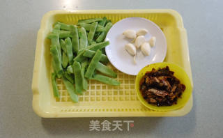 罐头沙甸鱼长扁豆的做法步骤：2
