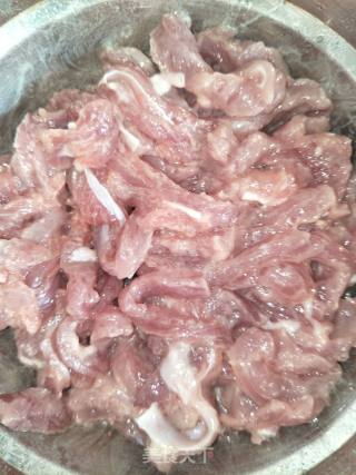 肉丝炒洋葱的做法步骤：1