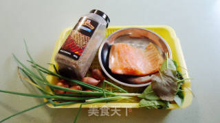 红头葱煎三文鱼的做法步骤：1