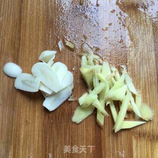 香菇冻豆腐烧面筋的做法步骤：2