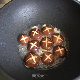 香菇冻豆腐烧面筋的做法步骤：5