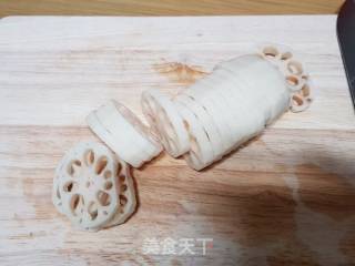 韩式酱藕片（超简单）的做法步骤：1